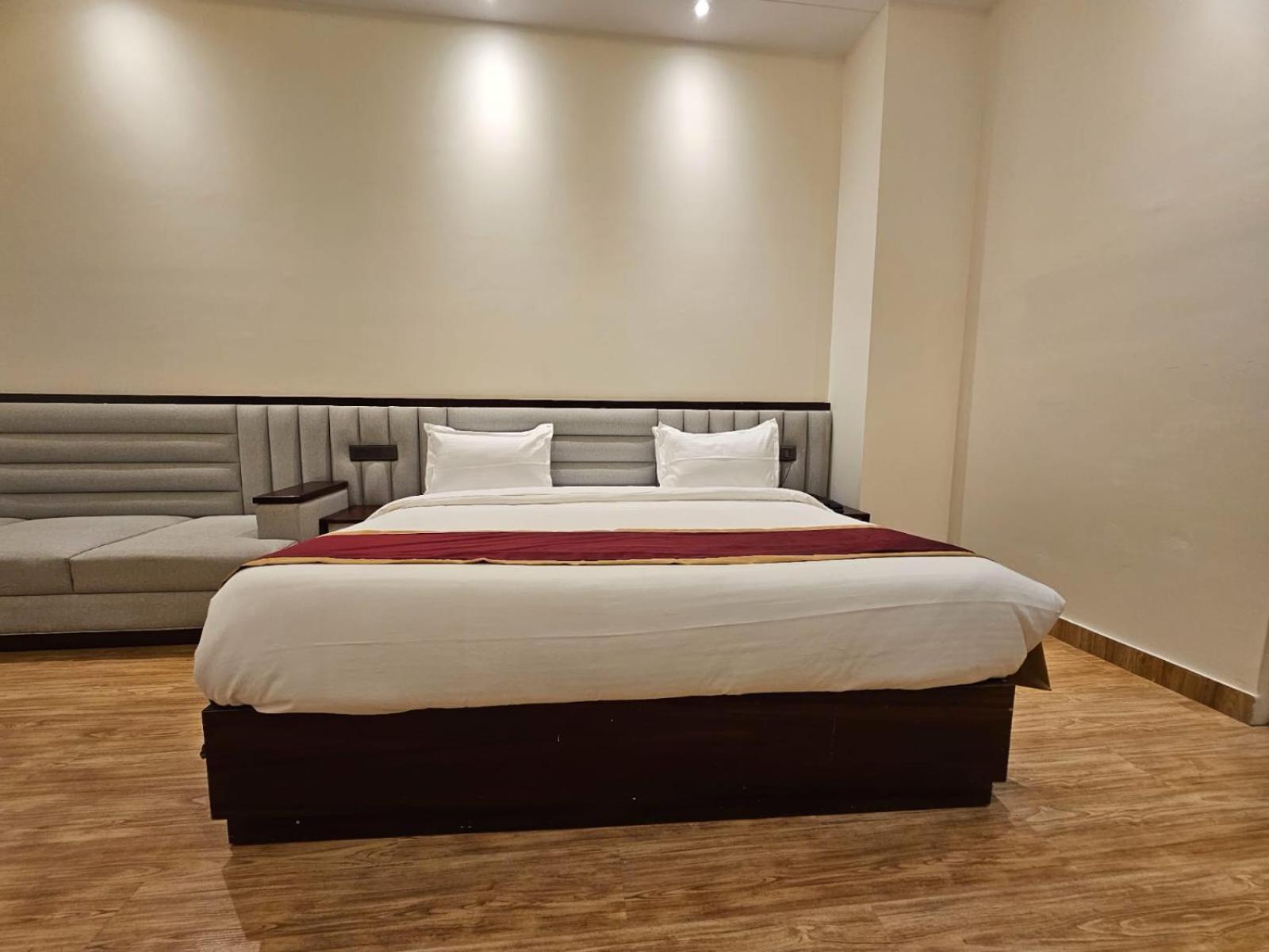 Hotel Elara Dehradun Luaran gambar